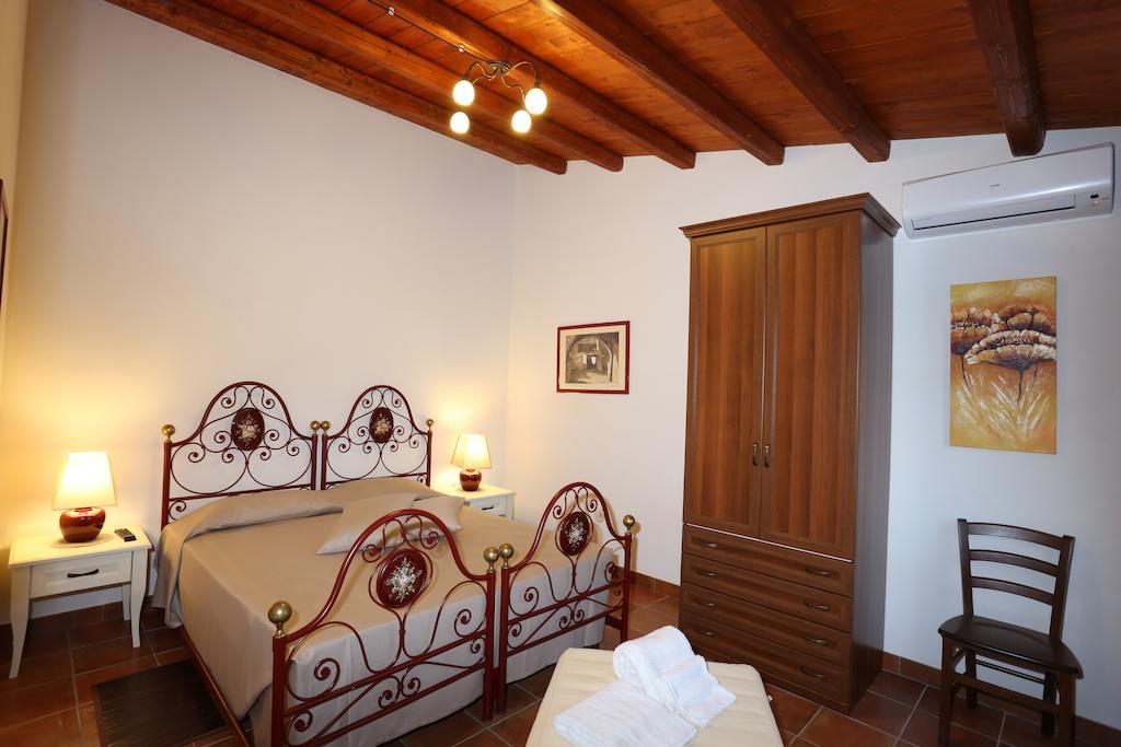 Serravalle Relais & Country Villa With Private Pool - Esclusive Use Chiaramonte Gulfi Room photo